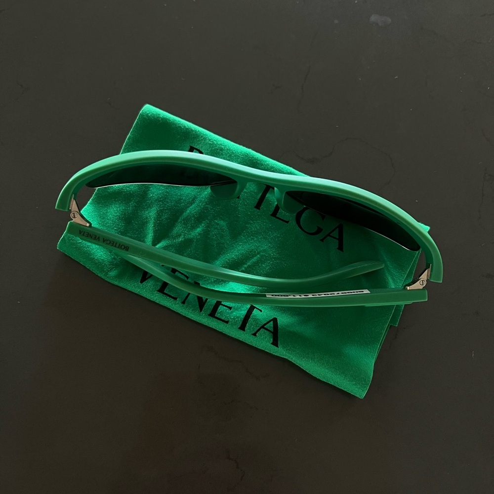 Bottega Veneta Sunglasses 100% Authentic in Kelly Green in great condition - Picture 5 of 7